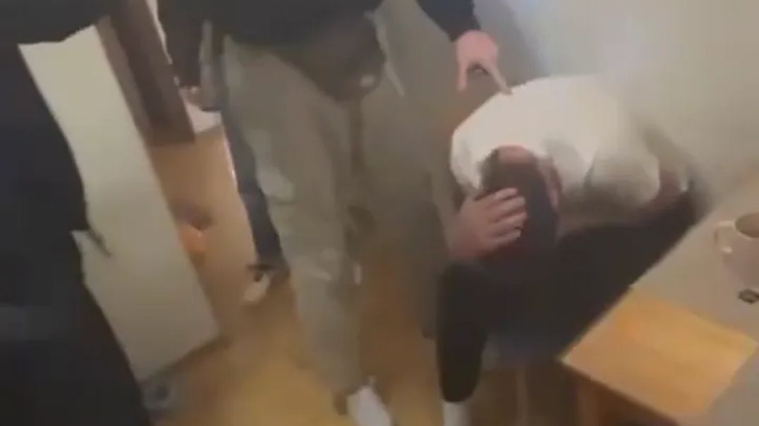 Банда скинхедов загасили парня в его квартире из-за девушки шлюхи