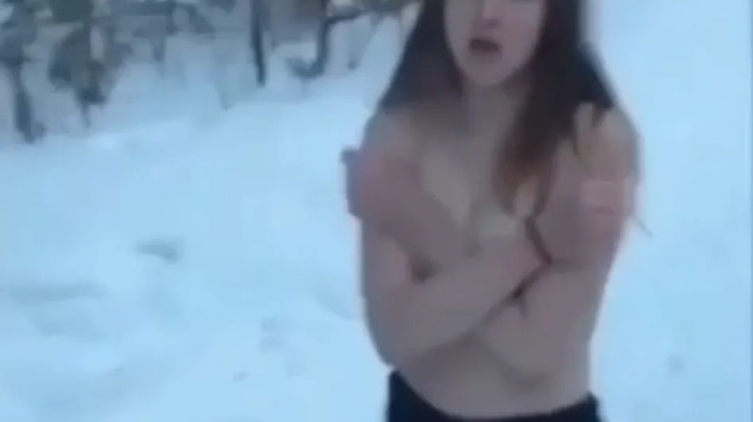 Спортики ебут наказанную наркокурьершу | Голая русская закладчица голая зимой на коленях