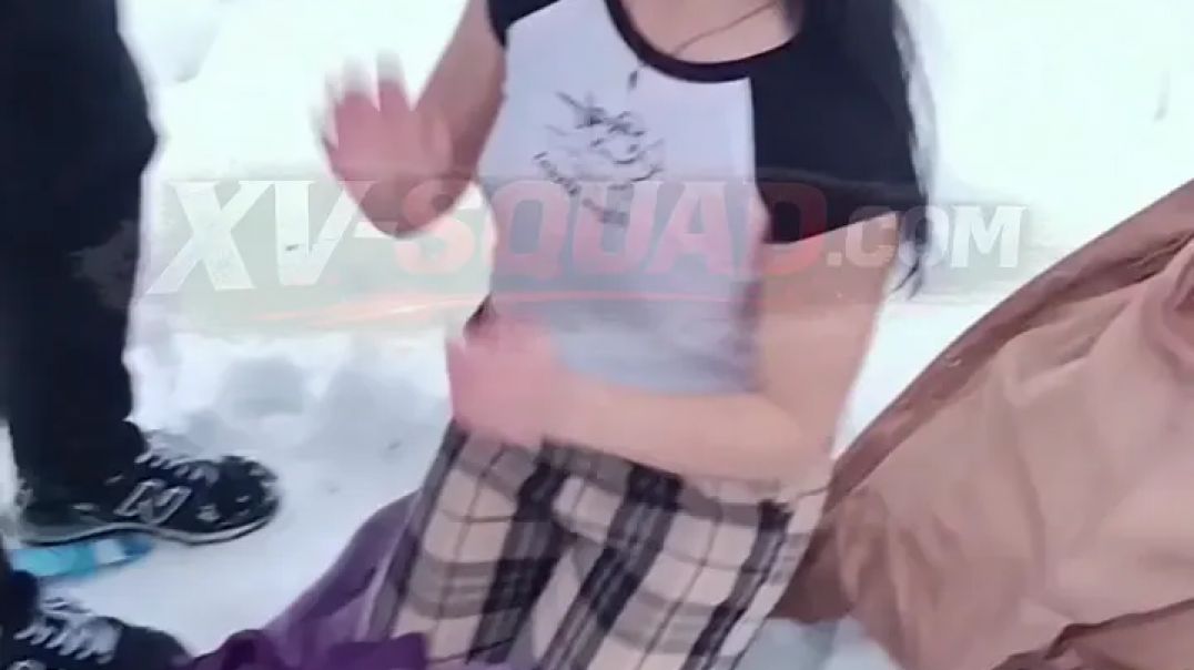 Закладчица доигралась, спортики поймали наркокурьершу с парнем и изнасиловали её у него на глазах